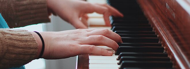 Mulher tocando piano.