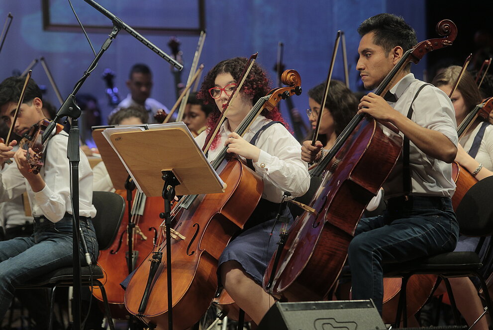 Apresentação da Orquestra Locomotiva no auditório Ruy Barbosa.