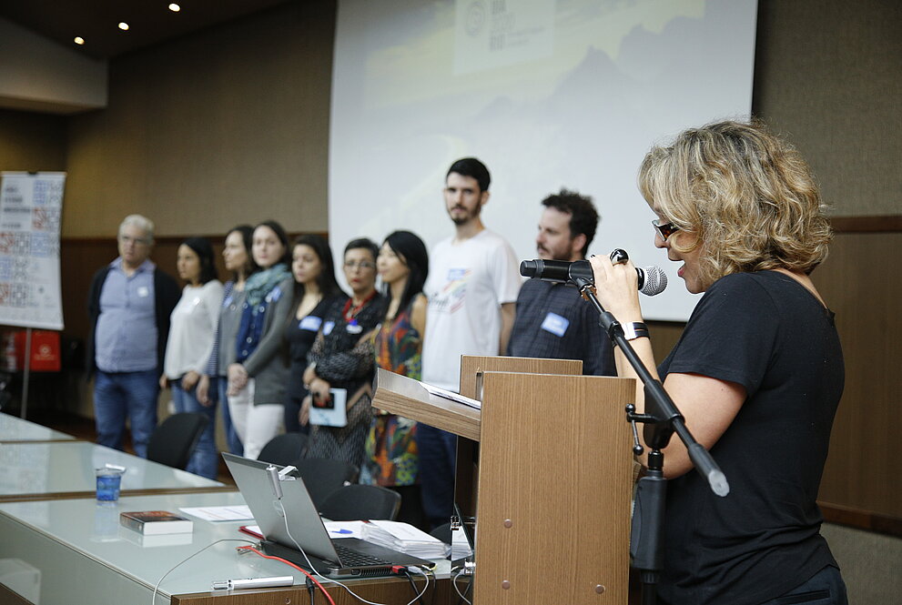 Pessoas no palco e ao púlpito