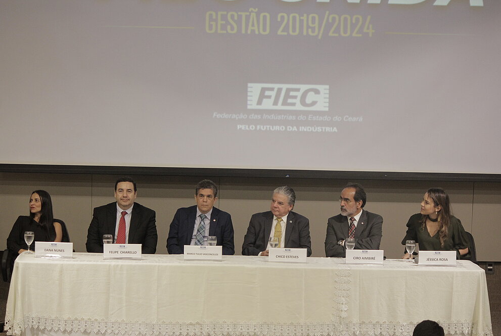 autoridades das instituições sentadas à mesa solene