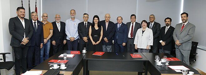 Autoridades Mackenzistas e da Santa Casa de São Paulo reunidas em sala de reunião