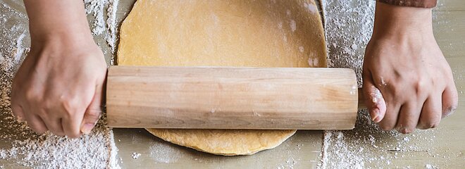 Chef abre massa com um rolo de cozinha