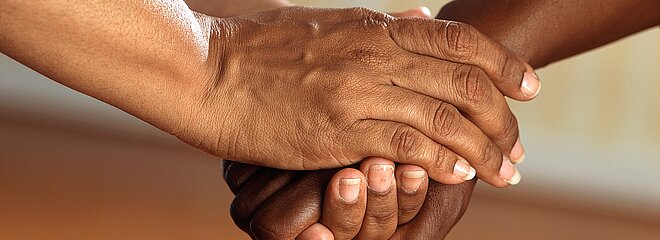 Imagem com três mãos uma em cima da outra