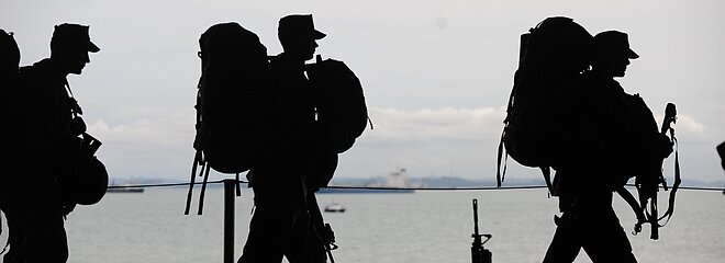 Foto preto em branco de militares. 