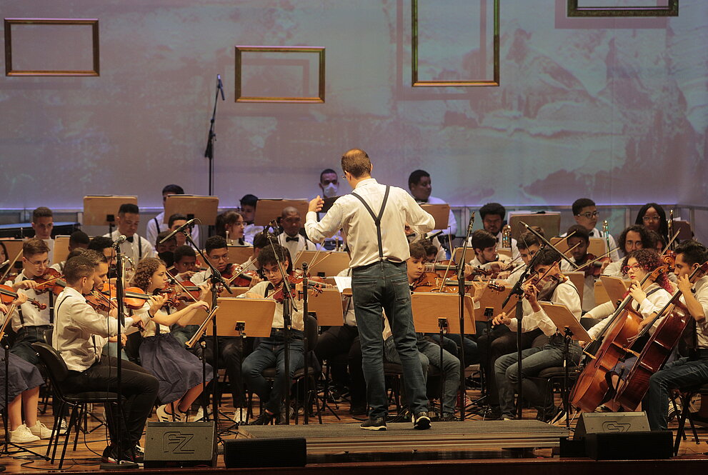 Apresentação da Orquestra Locomotiva no auditório Ruy Barbosa.