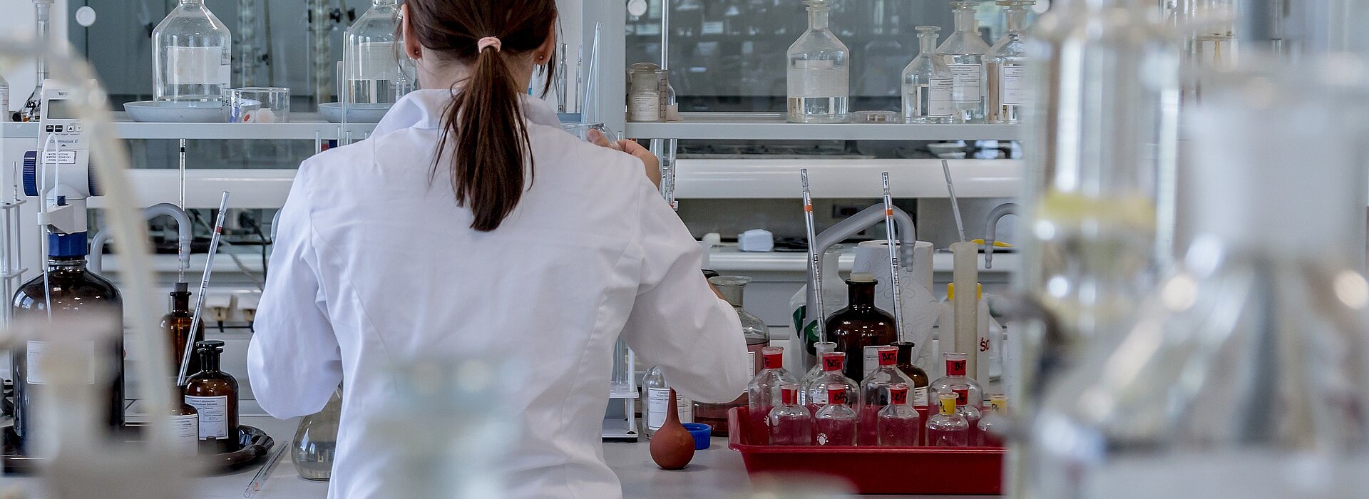 Menina mexendo com experimentos farmacêuticos