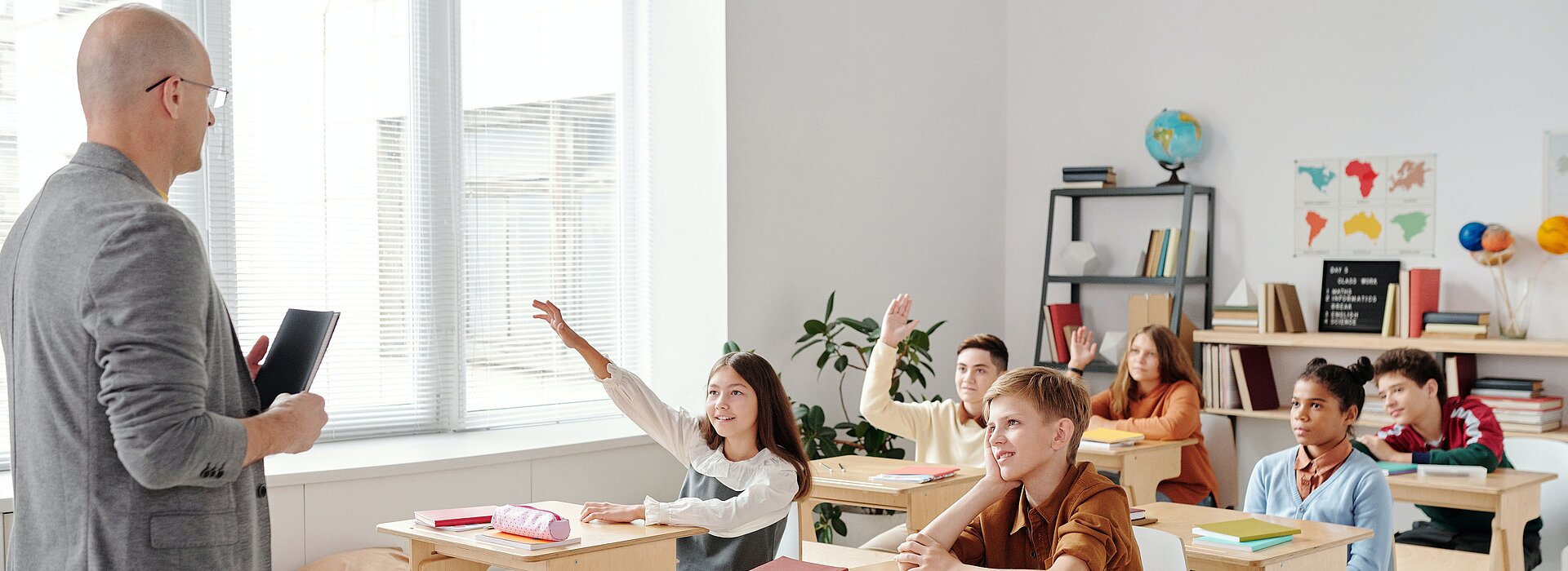 Professor e crianças na sala de aula enpolgadas para aprender