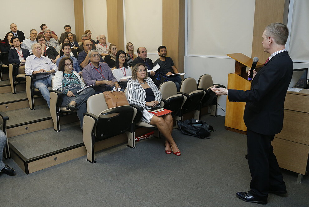 Platéia sentada nas cadeiras, ouvindo o palestrante da Coventry University.