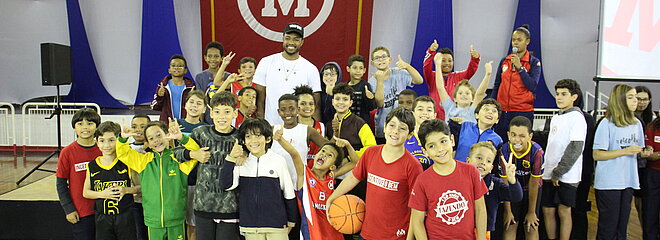 Jogador Bruno Caboclo junto aos integrantes do Projeto Bis. 