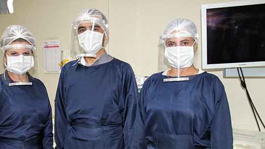 Médicos do HUEM posando com as novas máscaras