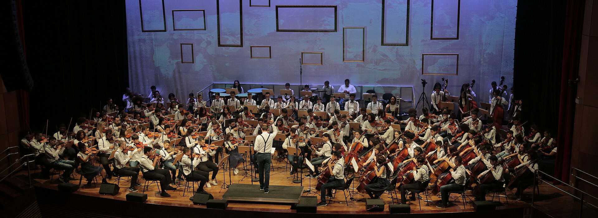 Orquestra Locomotiva se apresentando no auditório Ruy Barbosa.