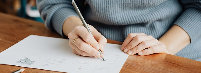 Arquiteta trabalhando em seu projeto 