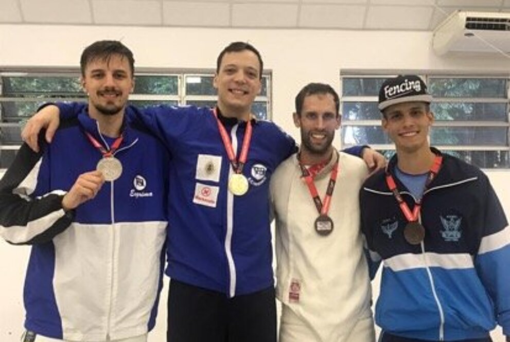 Quatro homens sorrindo e se abraçando